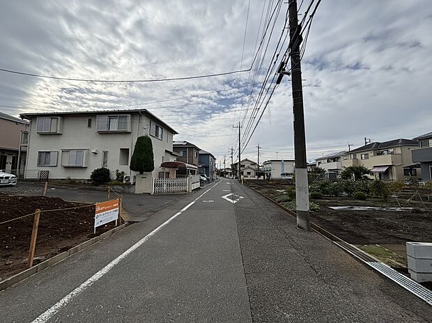 【前面道路含む現地写真】北側 幅員約6.0m公道に接面、西側 幅員約4.5m私道に接面