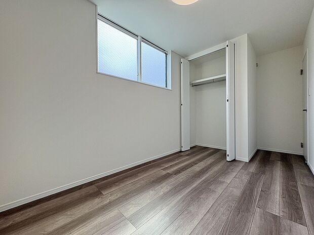 【洋室　（A号棟）】■子ども部屋にも広々クローゼット。吊りレールで開閉がスムーズにおこなえます。