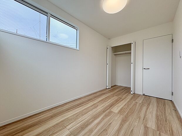【洋室】■子ども部屋にも広々クローゼット。吊りレールで開閉がスムーズにおこなえます。