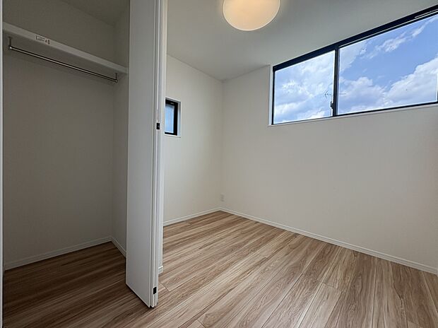 【洋室（B号棟）】■子ども部屋にも広々クローゼット。吊りレールで開閉がスムーズにおこなえます。