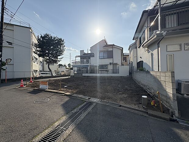 【前面道路含む現地写真】南東側 幅員約4.0ｍ公道に接面、南西側 幅員約4.0ｍ公道に接面