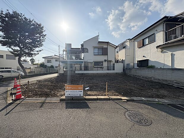 【前面道路含む現地写真】南東側 幅員約4.0m公道に接面、南西側 幅員約4.0m公道に接面