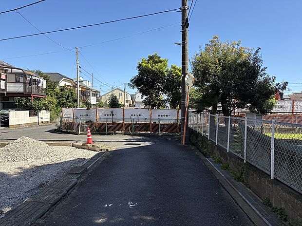 【前面道路含む現地写真】南東側 幅員約4.0m公道に接面、南西側 幅員約4.0m公道に接面
