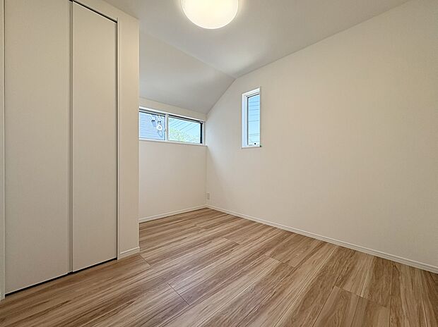 【洋室 (同仕様) 】■子ども部屋にも広々クローゼット。吊りレールで開閉がスムーズにおこなえます。