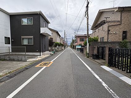 前面道路含む現地外観写真