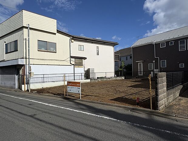 【前面道路含む現地写真】■北西側 幅員約5.4m公道に接面
現地(2026年8月撮影)