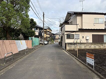 前面道路含む現地外観写真