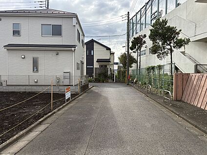前面道路含む現地外観写真
