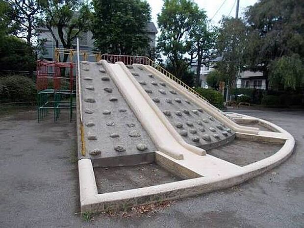 北中野公園(約200m)