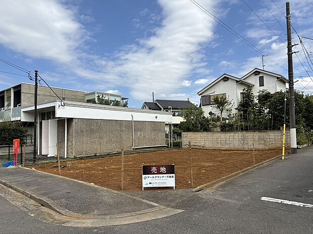 【現地土地写真】現地(2026年10月)撮影
■西側 幅員約8.0m公道に接面
■南側 幅員約4.0m私道に接面