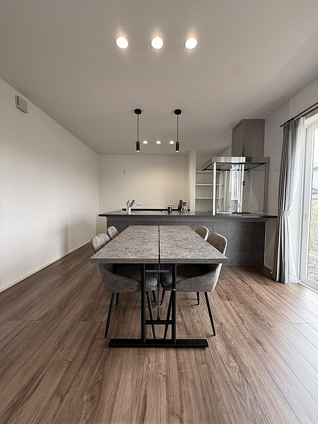 家族みんなで料理や配膳がしやすい対面フルフラットキッチン。