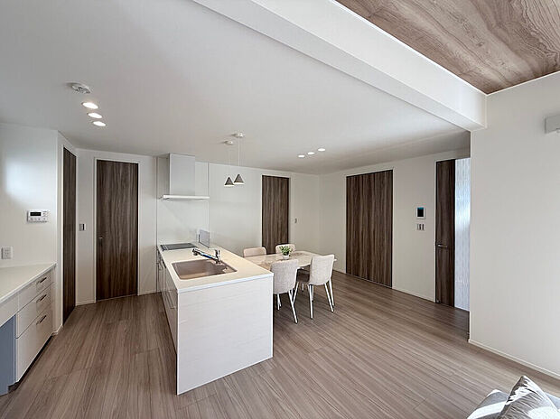 配膳も片付けもスムーズに。家族との会話が自然と生まれるダイニングとなりました。