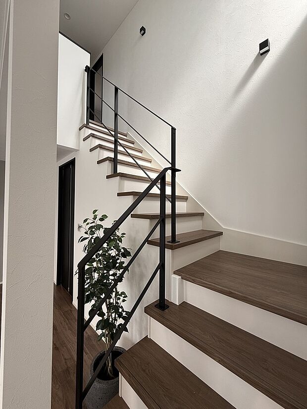 【階段】階段のフレーム手すりとスポット吹き抜けの組み合わせで開放感をさらに演出。