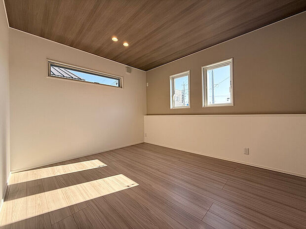 【主寝室】柔らかな光が差し込む主寝室。造作のヘッドボードで一気に上質な雰囲気となりました。