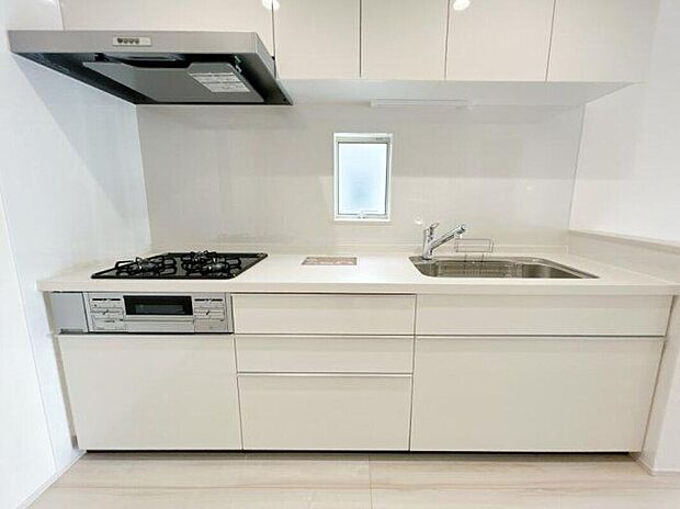 ≪1号棟キッチン≫
白は清潔感のある色なので、食品を扱うため清潔にしておきたい場所であるキッチンと相性抜群です。