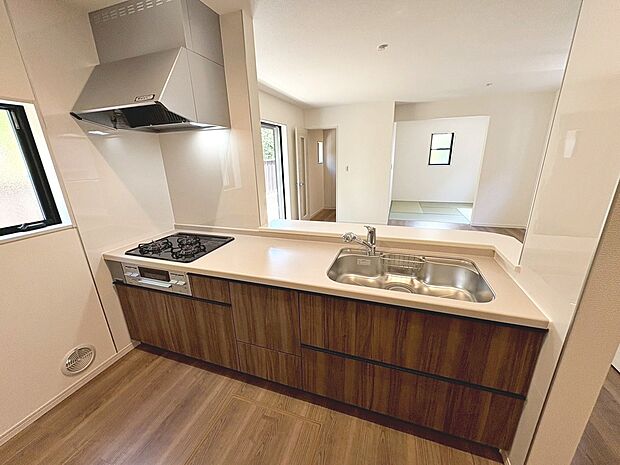 浄水器付きのシステムキッチンやペアガラス、浴室乾燥機など暮らしやすい設備が充実してますよ！