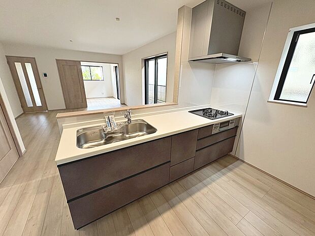 浄水器付きのシステムキッチンやペアガラス、浴室乾燥機など暮らしやすい設備が充実してますよ！