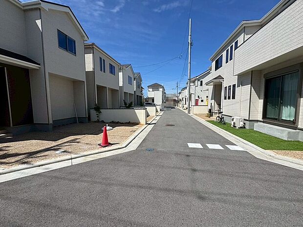 【前面道路を含む現地写真】前面道路約4.7m!広々運転の苦手な方も安心ですね!
