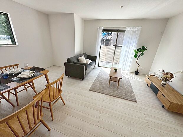 【リビング(J号棟)】LDK約16帖!ゆとりあるリビングに家族の時間も増えますね♪