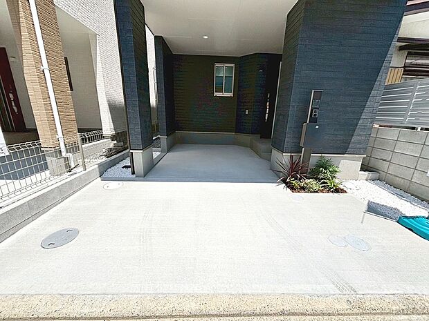 【２号棟：駐車場】エントランス部分に屋根があるので、雨の日の車の乗り降りも濡れにくく嬉しいですね♪