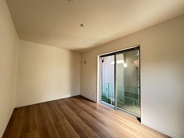 【洋室】２面採光のお部屋もあります！明るくお家に気持ちも明るくなりますね♪