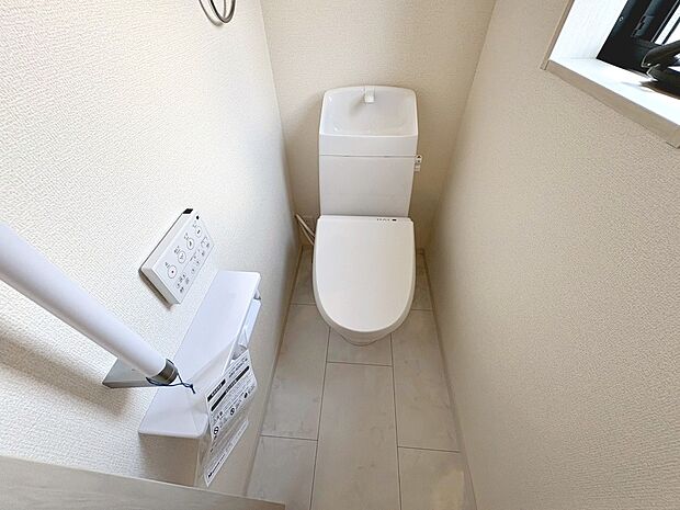 【温水洗浄便座】温水洗浄便座ですので、寒い日も温かい便座で安心して使用していただけますよ♪