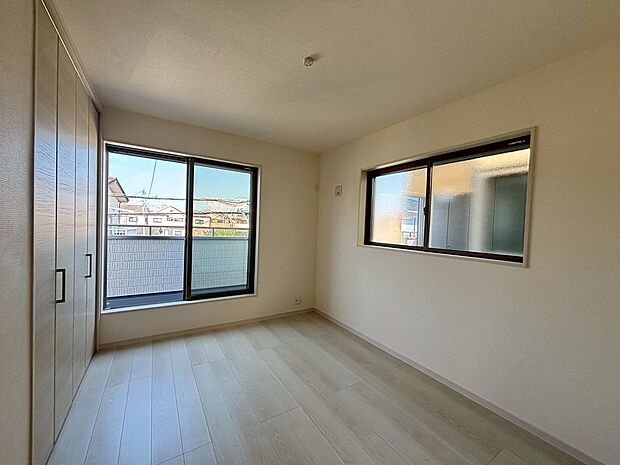 【洋室（約6帖）】全居室２面採光ですので、明るく風通しの良い室内に気持ちも明るくなりますね♪