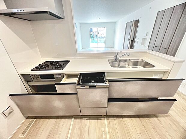 【システムキッチン(食器洗浄機・浄水器・3口コンロ)】3口コンロでお料理のレパートリーも増えますね♪