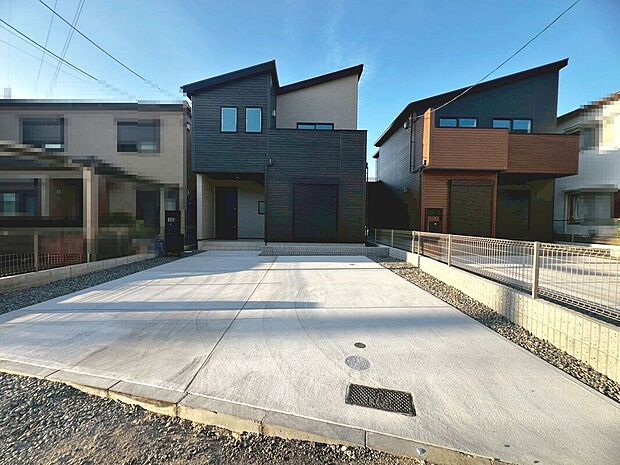 【駐車場】駐車スペース2台分ありますよ!広々駐車スペースはママやお子様の自転車も停められますね♪