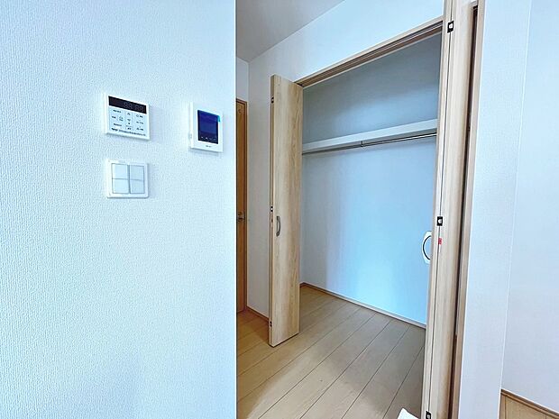 【クローゼット】クローゼットにはハンガーパイプが付いているので、洋服も綺麗に収納できますね！