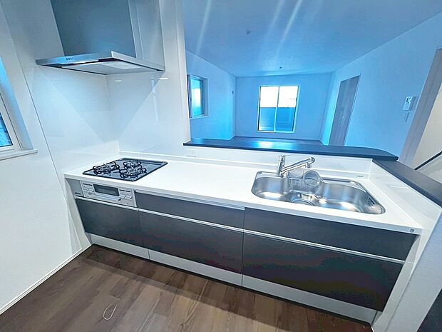 【3口コンロ・浄水器付システムキッチン】綺麗なお水で美味しいご飯を作って下さいね♪忙しいママをサポートしてくれますね♪3口コンロでお料理のレパートリーも増えますね♪