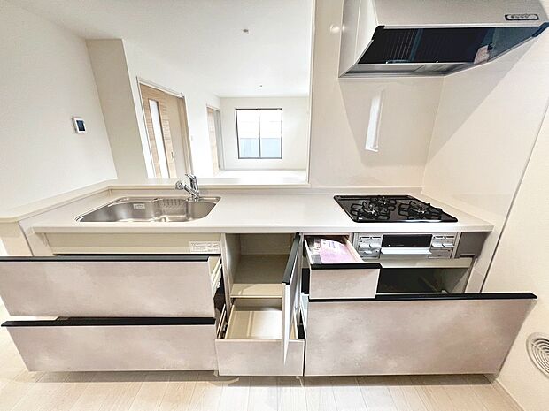 【３口コンロ・浄水器付システムキッチン】綺麗なお水で美味しいご飯を作って下さいね♪３口コンロでお料理のレパートリーも増えますね♪