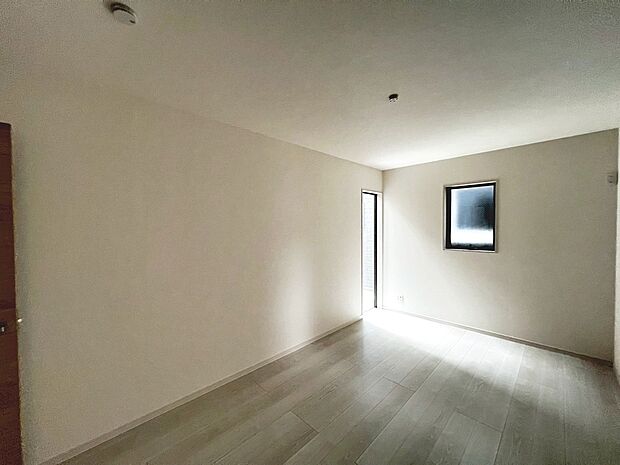 【洋室】全居室２面採光ですので、明るく風通しの良い室内に気持ちも明るくなりますね♪