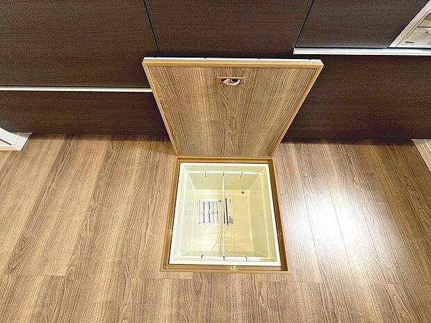 【床下収納】キッチンに床下収納ありますよ!ストックや保存食の保管にも便利ですね!
