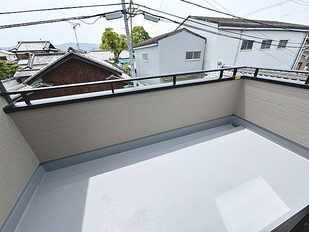 【南面バルコニー】日当り良好で洗濯物が良く乾きそうですね!