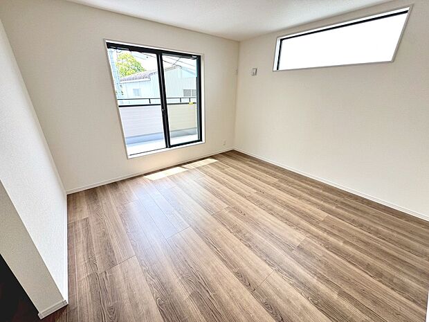 【洋室】2面採光の居室もありますよ!明るく風通しの良い室内に気持ちも明るくなりますね!