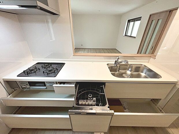 【食器洗浄機・浄水器付システムキッチン（３口コンロ）】綺麗なお水で美味しいご飯を作って下さいね♪忙しいママをサポートしてくれますね♪３口コンロでお料理のレパートリーも増えますね♪