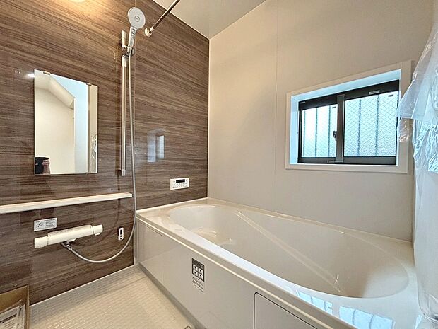 【浴室暖房乾燥機】寒い日も浴室暖房がついているので、温度差が解消できて快適なバスタイムを楽しめますね！