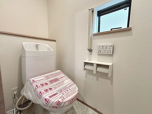 【温水洗浄便座】温水洗浄便座ですので、寒い日も温かい便座で安心して使用していただけますよ♪