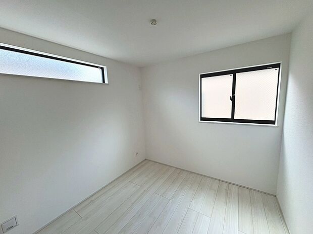 【洋室】２面採光の居室もありますよ！明るく風通しの良い室内に気持ちも明るくなりますね！