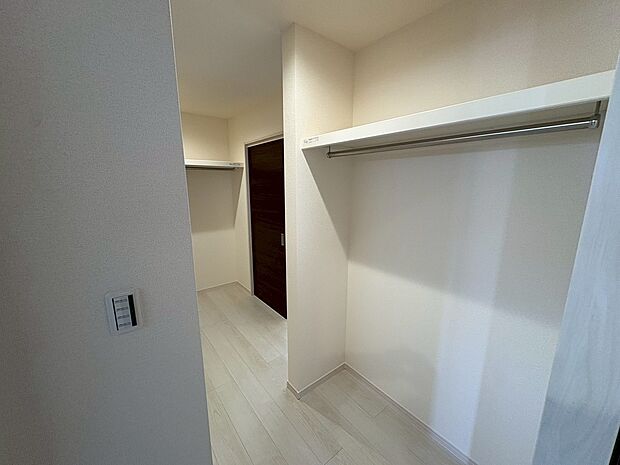 【ファミリークローゼット】たくさん収納出来るファミリークローゼットあります！家族の思い出も大切にしまっておけますね！