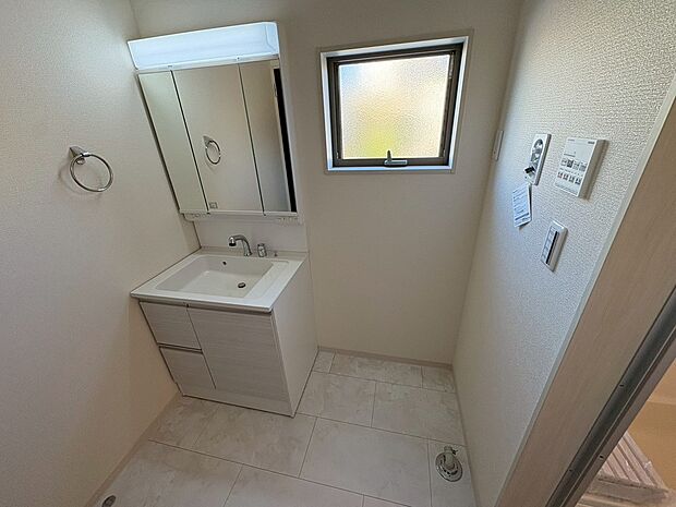 【３面鏡のシャワー付洗面台】寝ぐせ直しもラクラクですね！鏡の後ろに収納があるので、スッキリと片付きますね！