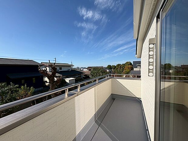 【南西面バルコニー】日当り良好で洗濯物が良く乾きそうですね♪