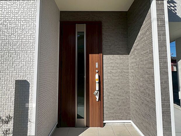 【エントランス】玄関断熱ドアで一年中快適な住まい！