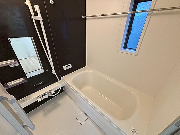 【浴室】浴室に窓が付いているので、換気ができて湿気やカビ防止になりますよ!