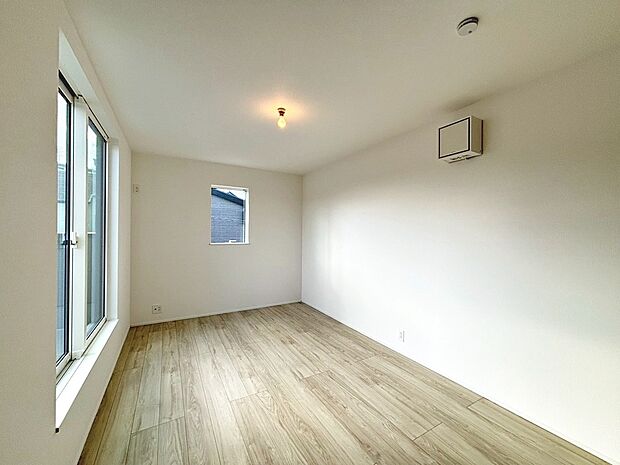 【洋室】２面採光の居室もありますよ！明るく風通しの良い室内に気持ちも明るくなりますね！