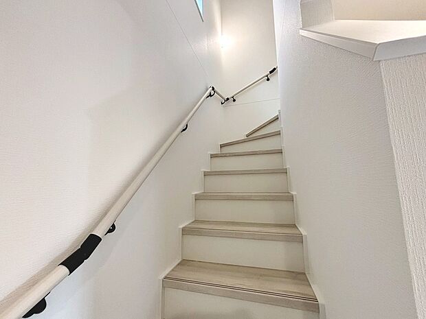 【階段手すり】階段に手すりが付いているので、小さなお子様やご高齢の方も安心ですね！
