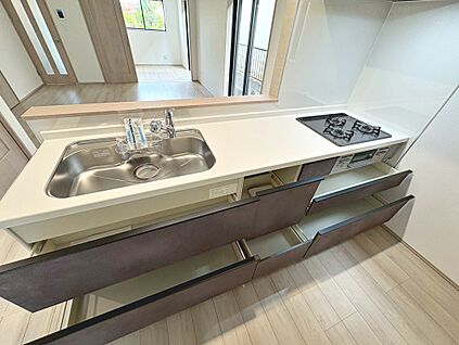 ３口コンロ・浄水器付きのシステムキッチン