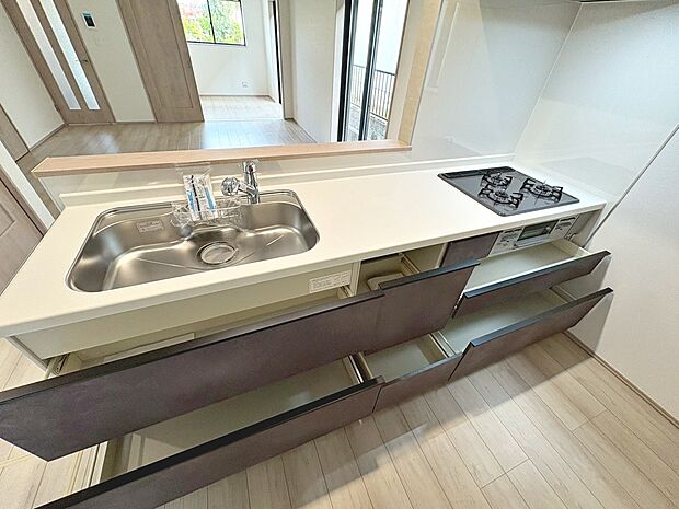 【３口コンロ・浄水器付きのシステムキッチン】３口コンロでお料理のレパートリーも増えますね♪浄水器付きですので、美味しいお水で美味しい料理を作ってくださいね！