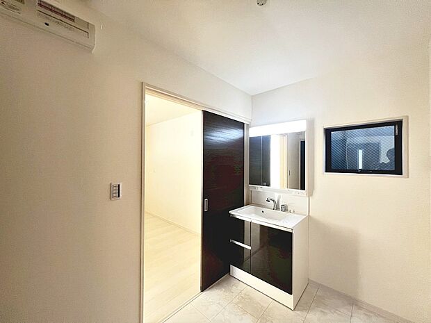 【３面鏡のシャワー付洗面台】寝ぐせ直しもラクラクですね！鏡の後ろに収納があるので、スッキリと片付きますね！